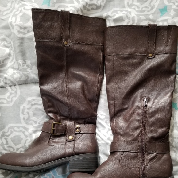 Women Boots - Picture 2 of 2
